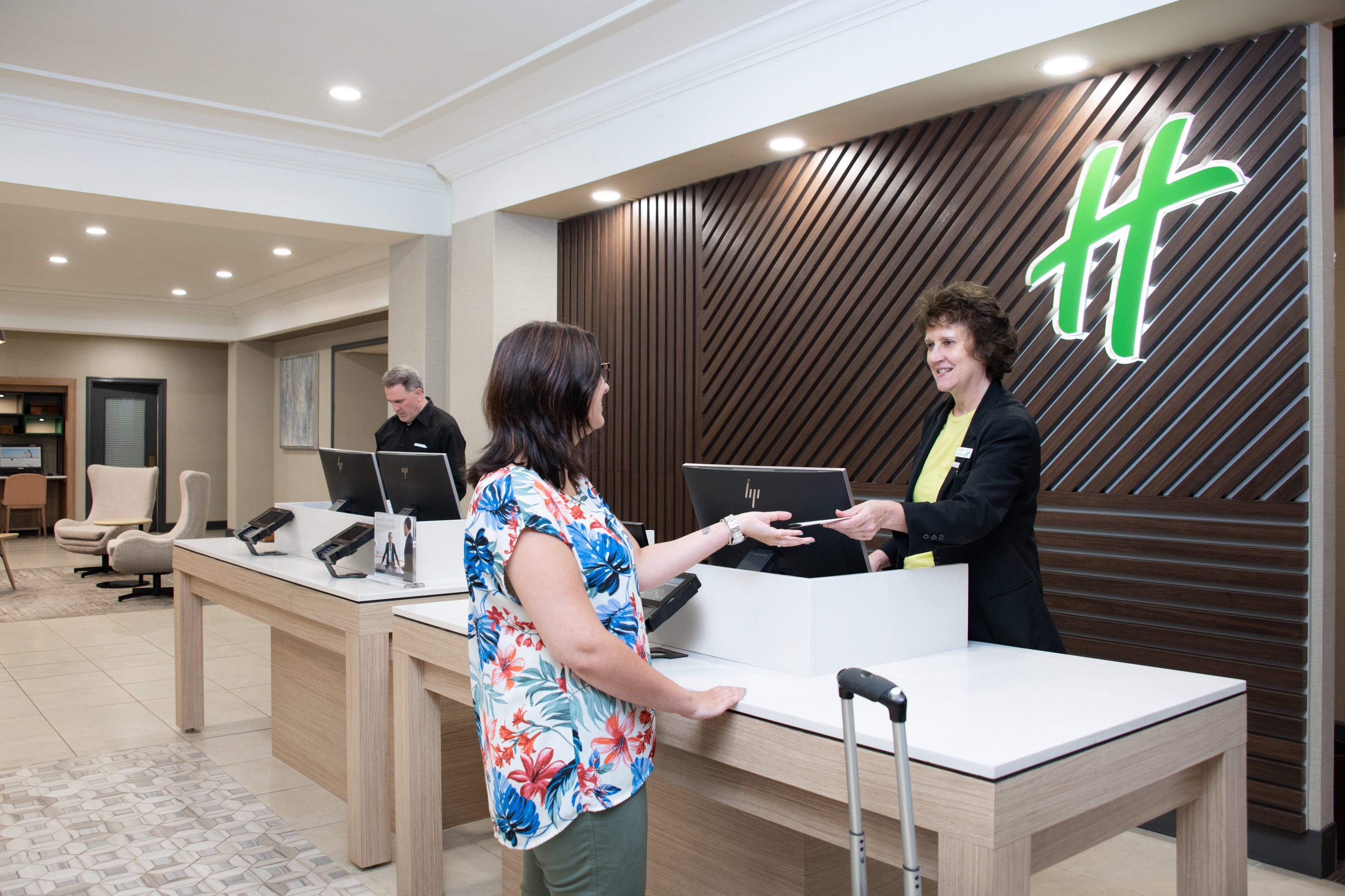 Holiday Inn & Suites Pittsfield-Berkshires By Ihg Exterior photo